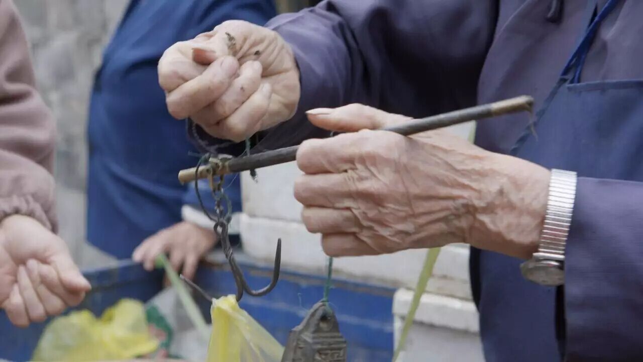 “秤要準,心要平”現代化的電子秤稱重,陳舊的木桿秤稱心。(圖3) 電子秤